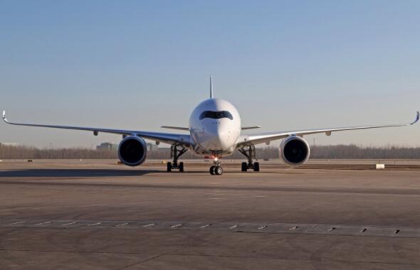 在鐵路線路被破壞后，加拿大空運(yùn)公司大幅提高國內(nèi)樞紐的貨運(yùn)能力