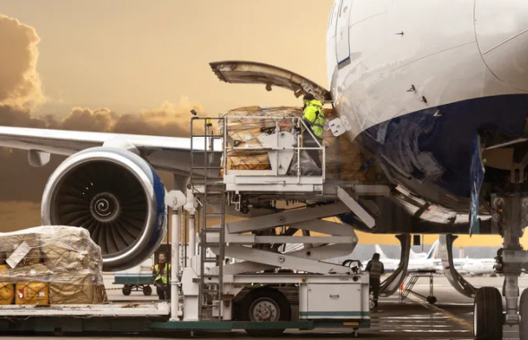 國(guó)際空運(yùn)是國(guó)際政治交流與經(jīng)濟(jì)合作的紐帶