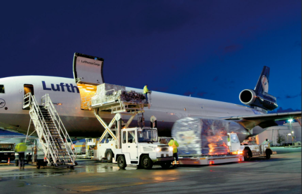 ?空運(yùn)物流公司為企業(yè)和消費(fèi)者提供便捷的跨國(guó)運(yùn)輸解決方案，促進(jìn)了全球經(jīng)濟(jì)的繁榮